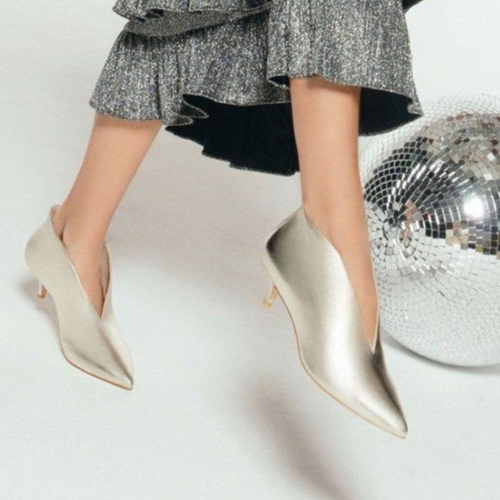 BNWT Pour La Victoire Gold Kitten Heel Booties